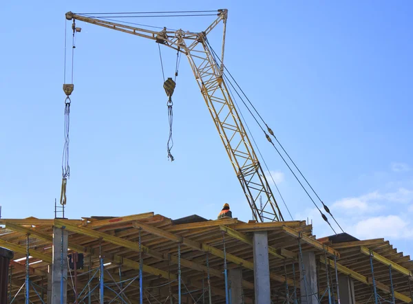 Grúa trabajando en la construcción del edificio — Foto de Stock