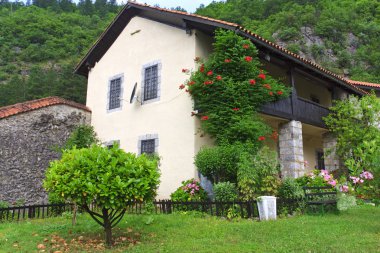 küçük güzel bir ev dağlarda