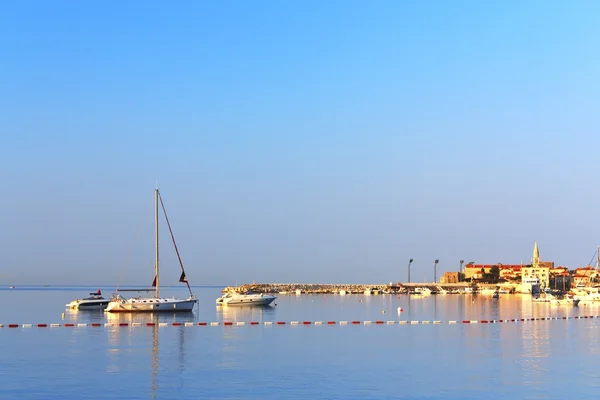 Barcos na praia perto da cidade velha de Budva — Fotografia de Stock