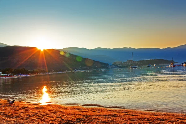 O amanhecer do encontro na praia em Budva — Fotografia de Stock