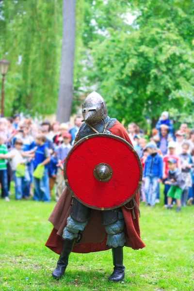 Medieval knight in armor — Stock Photo, Image