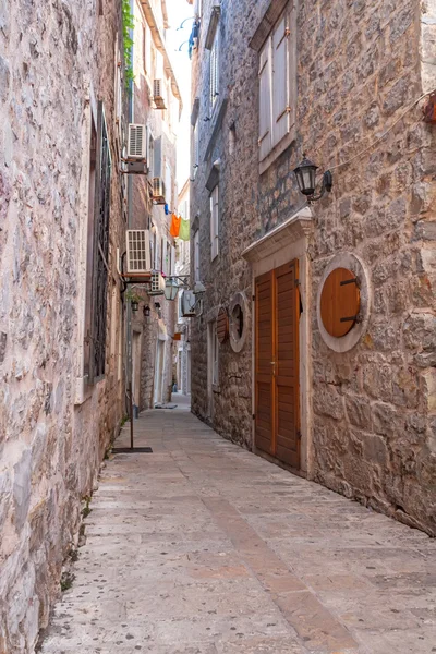 Smalle middeleeuwse straat in budva Rechtenvrije Stockfoto's