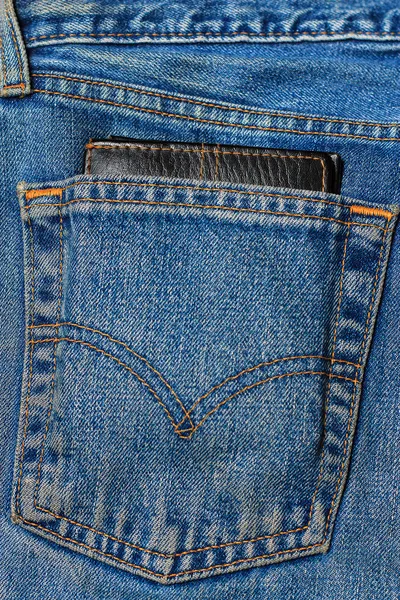 Geldbörse in der Gesäßtasche der Jeans — Stockfoto