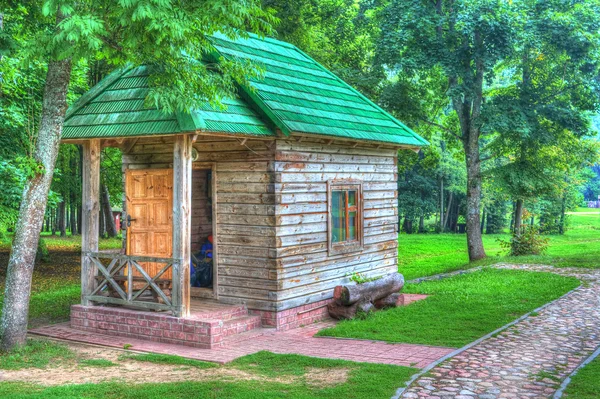 Pequeña casa en el parque — Foto de Stock