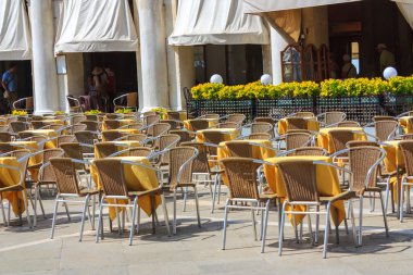 Budva sokakta rahat kafe