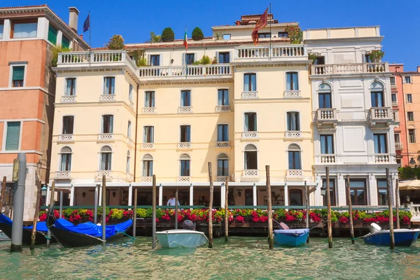 Barcos en los muelles de Venecia — Foto de Stock