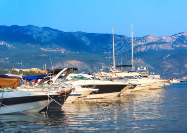 Budva şehri kıyısında güzel yat