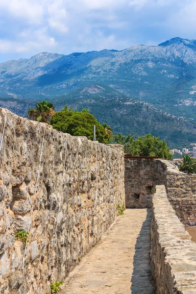 Murallas de la fortaleza en el casco antiguo de Budva —  Fotos de Stock