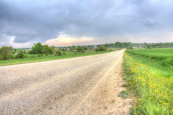 Onverharde weg naar het dorp — Stockfoto