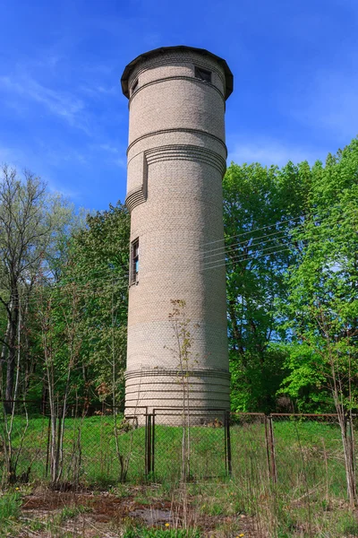 Torre de agua de ladrillo en el bosque — Foto de Stock