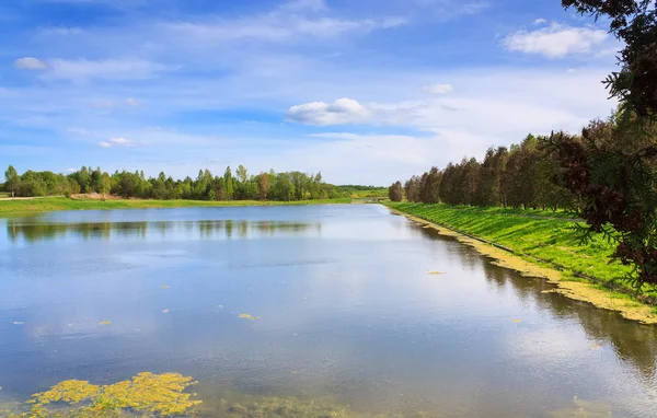 Belo lago e paisagem céu azul — Fotografia de Stock