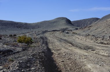 gobi Çölü'nde dolambaçlı yol
