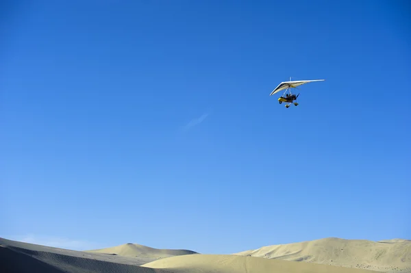 Motordrivna segelflygplan flyger över öknen — Stockfoto