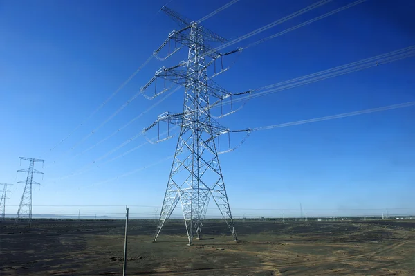 在戈壁沙漠中电力输电塔 — Φωτογραφία Αρχείου