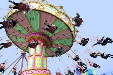 mutlu oynarken chairoplane