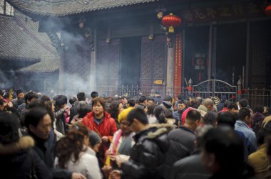 Tapınak tütsü sunak üzerine tütsü yakma