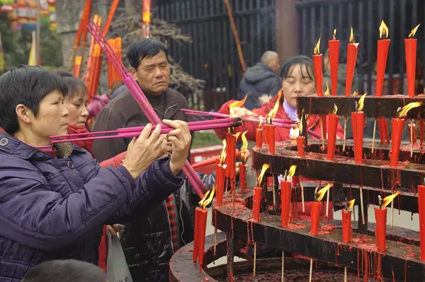 寺院で香の祭壇に香を燃やす — ストック写真