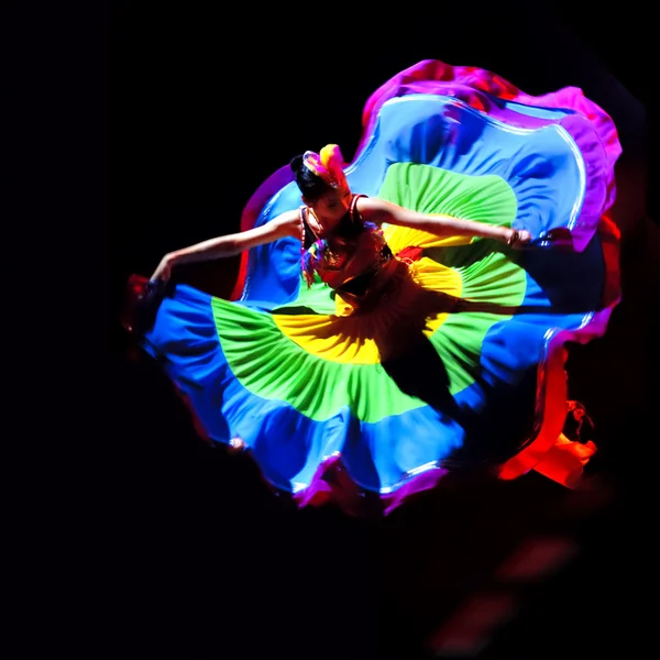 Chiński etniczne taniec — Zdjęcie stockowe