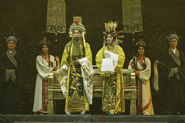 Atores de ópera tradicional chinesa com traje teatral — Fotografia de Stock