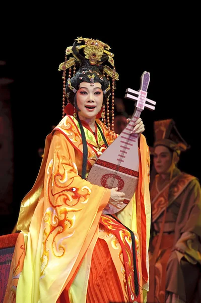 Pretty chinese traditional opera actress with theatrical costume — Stock Photo, Image