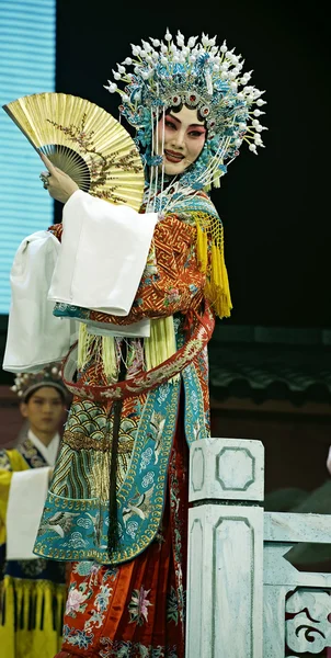 Pretty chinese traditional opera actress with theatrical costume — Stock Photo, Image