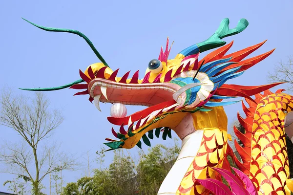 Lanterne chinoise traditionnelle colorée spectacle dragon — Photo