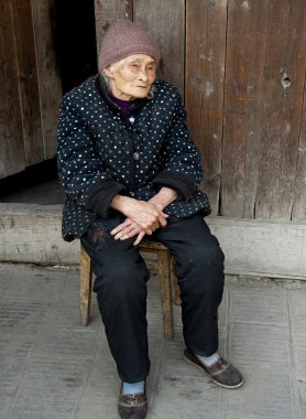 90 yaşındaki yaşlı kadın bir kasabada portresi