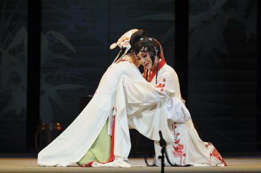 Çin sichuan opera sanatçısı geleneksel kostüm ile sahnede gösteri yapmak.