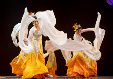 güzel Çinli kız dans