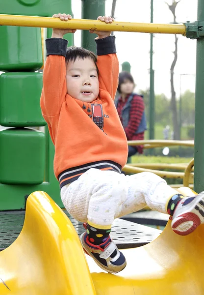Baby spelen in een speelplaats voor kinderen — Stockfoto