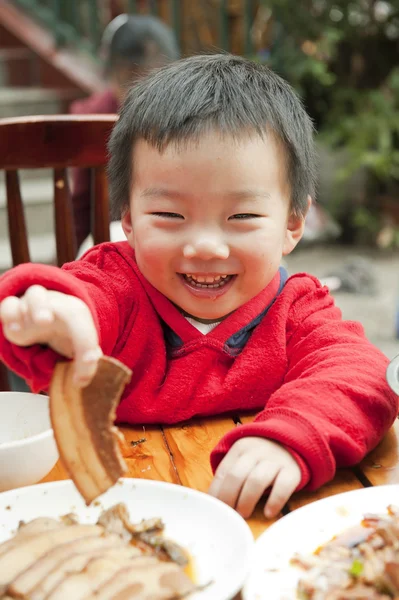 Ребенок ест — стоковое фото