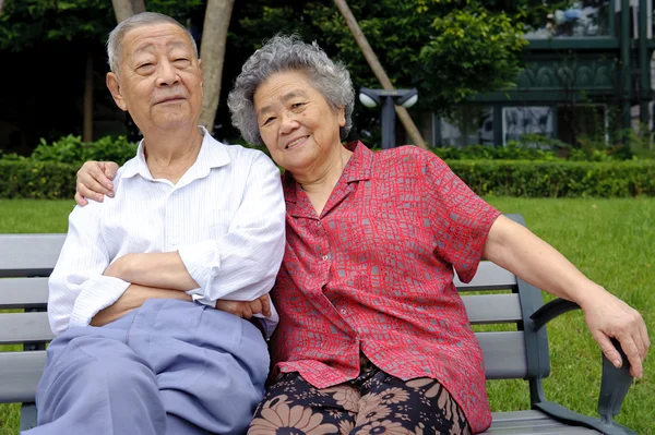 Una íntima pareja de ancianos abrazó — Foto de Stock