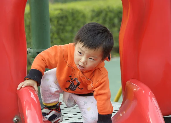 tahta sürgülü oynayan bebek