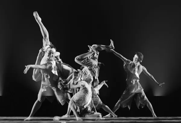 Κινέζοι σύγχρονοι χορευτές — Φωτογραφία Αρχείου