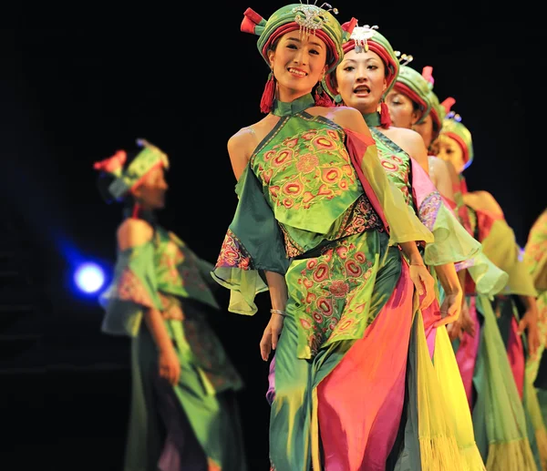 Dançarinos étnicos Qiang bastante chineses — Fotografia de Stock