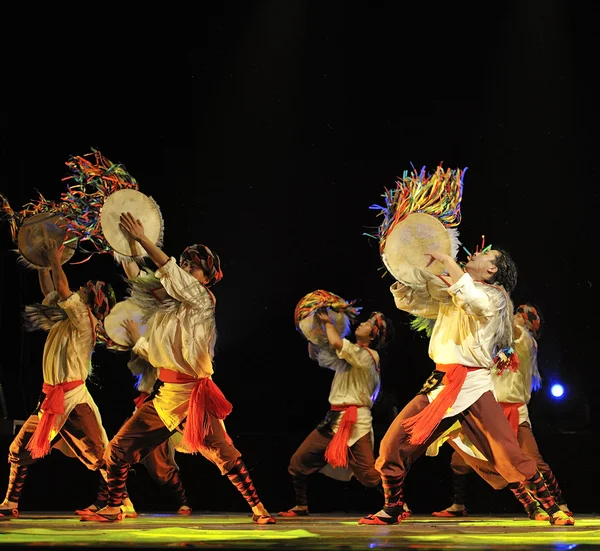 Chinese qiang etnische dansers — Stockfoto