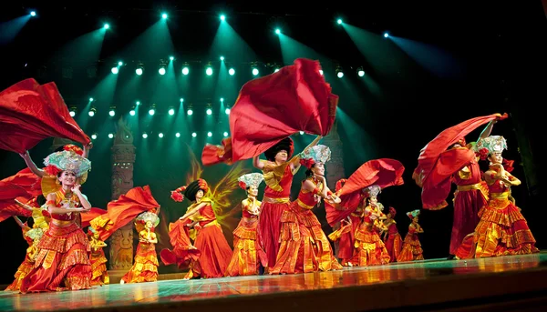 Chinese pretty ethnic dancers of Yi nationality — Stock Photo, Image