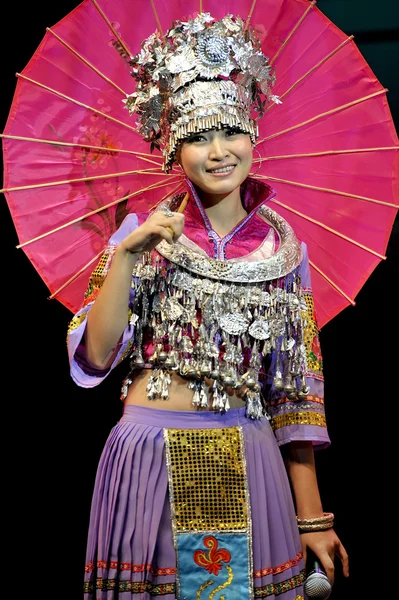 Güzel Çin miao etnik şarkıcı — Stok fotoğraf