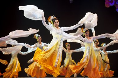 güzel Çin Ulusal dansçılar