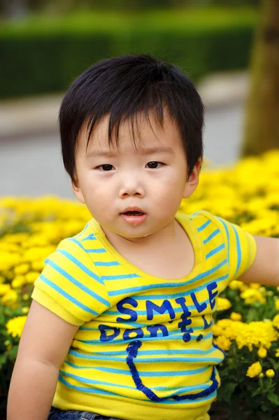 Um bebê bonito está brincando no jardim — Fotografia de Stock