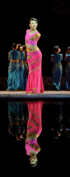 Chiński dai tancerz etniczne — Zdjęcie stockowe
