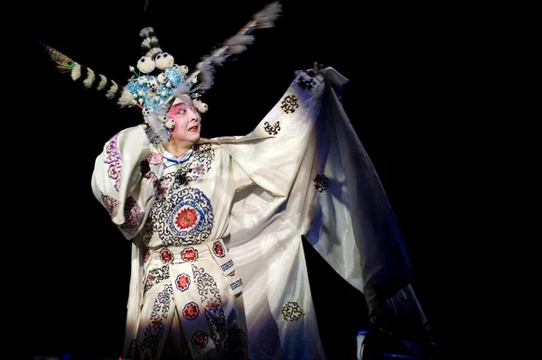 Chinesischer traditioneller Opernschauspieler mit theatralischem Kostüm — Stockfoto