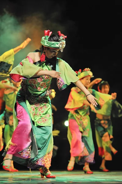 Chinese qiang etnische dansers — Stockfoto