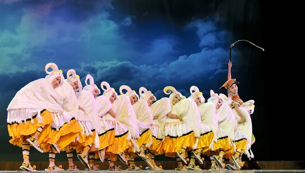 Yi 国籍の中国の民族のダンサー — ストック写真
