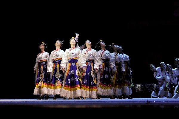 Bailarines étnicos tibetanos —  Fotos de Stock