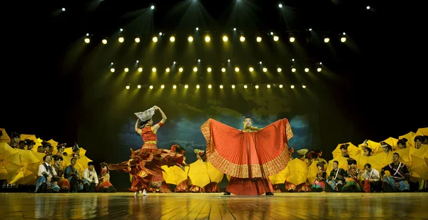 Kinesisk etnisk dans af Yi nationalitet - Stock-foto