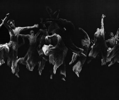 Modern dansçılar atlama