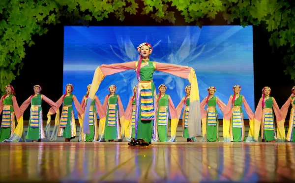 Pretty tibetan ethnic dancers — Stock Photo, Image