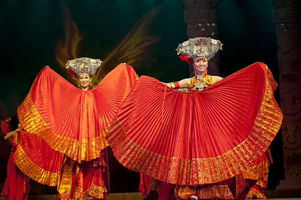 Danse ethnique chinoise de nationalité yi — Photo