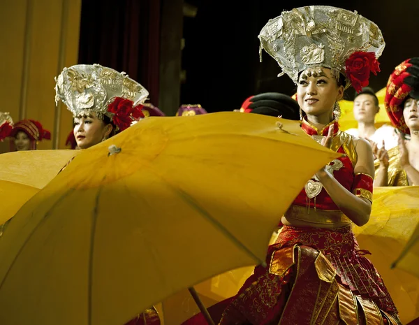 Dança étnica chinesa de nacionalidade Yi — Fotografia de Stock